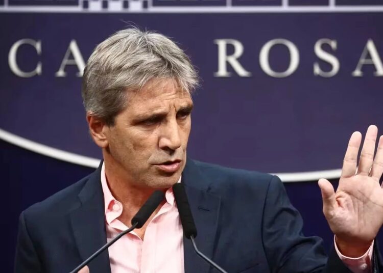 Luis Caputo critica duramente un artículo de LA NACION en una respuesta detallada